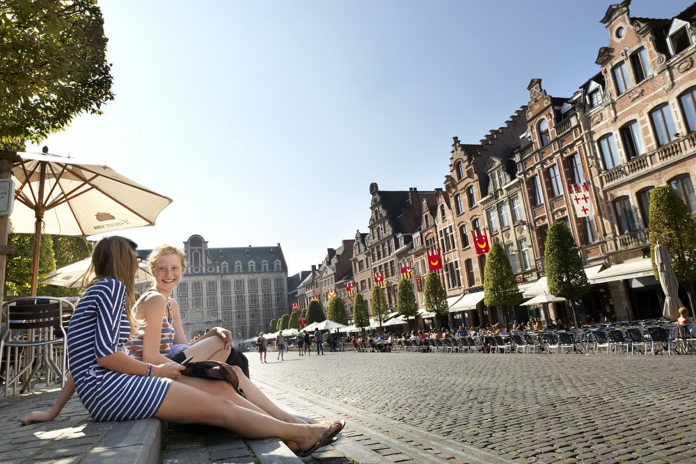 jongeren op de Oude Markt in Leuven